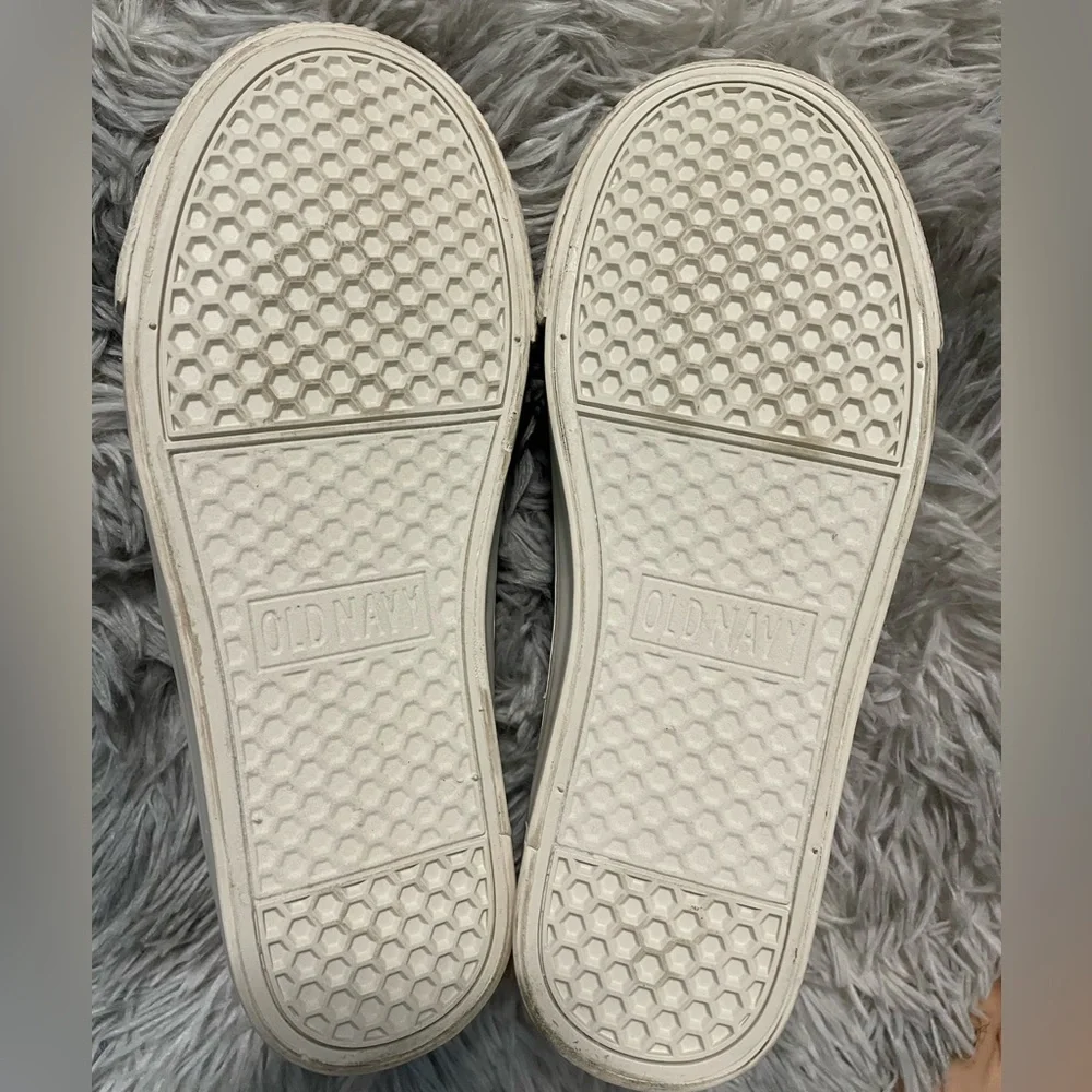 Boys Old Navy dress shoes. (No tie laces) Size 4.